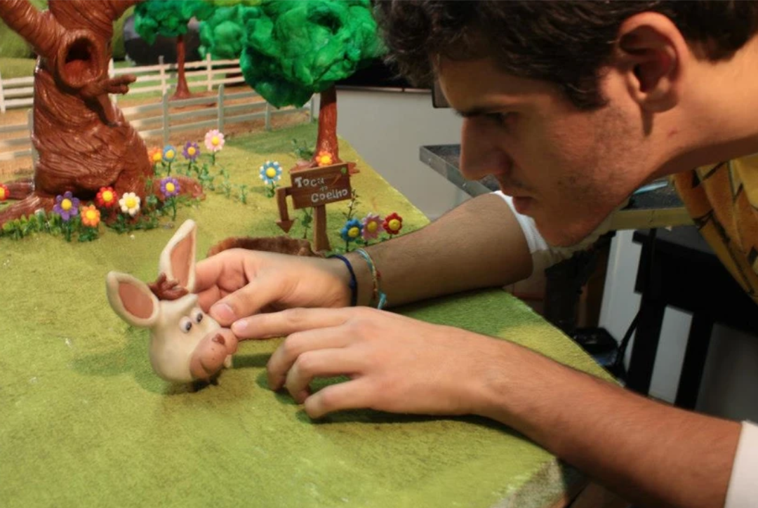 Foto do diretor e editor Iury Pinto realizando um trabalho de animação e stop motion.